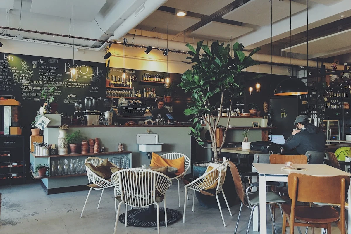 Không gian quán cafe hiện đại ấm cúng với quầy bar máy pha espresso